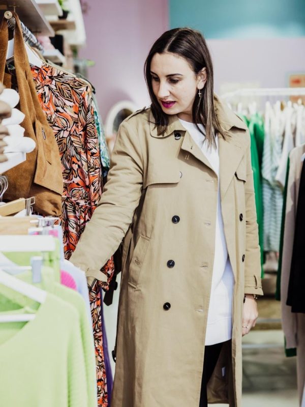 Foto de Noelia Oreiro en su tienda de Camariñas